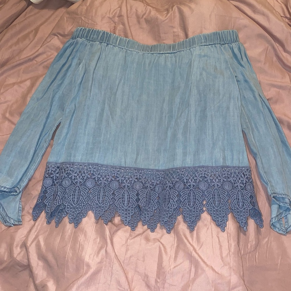 Off the shoulder blouse. Chelsea & Violet. Size M.